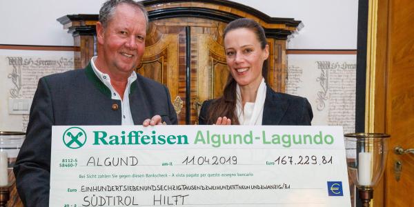 Birra FORST consegna un assegno di oltre 167.000 € a L'Alto Adige aiuta.
