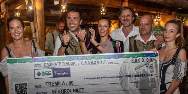 Gerundium Fest: gli amici bergamaschi consegnano un assegno di 3.000 € a Cellina von Mannstein.